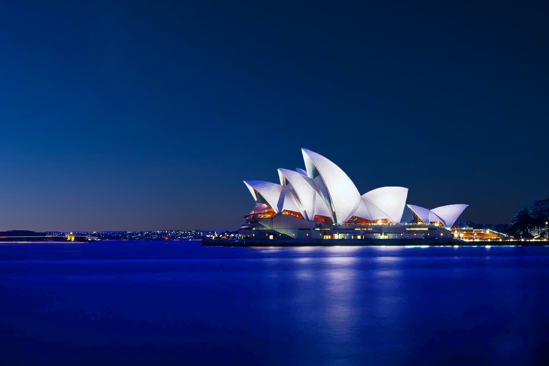 Evening view of the illuminated Sydney Opera House with WE-EF luminaires – iconic architecture brought to life with precision outdoor lighting.