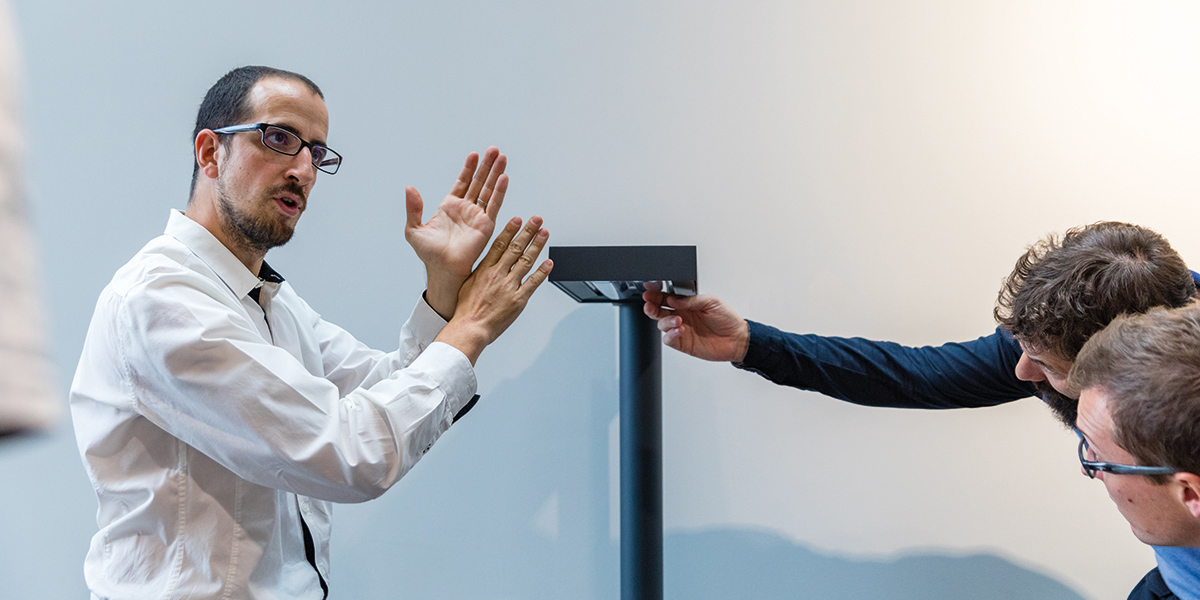 A WE-EF expert explains the design and lighting effects of a luminaire to a customer.