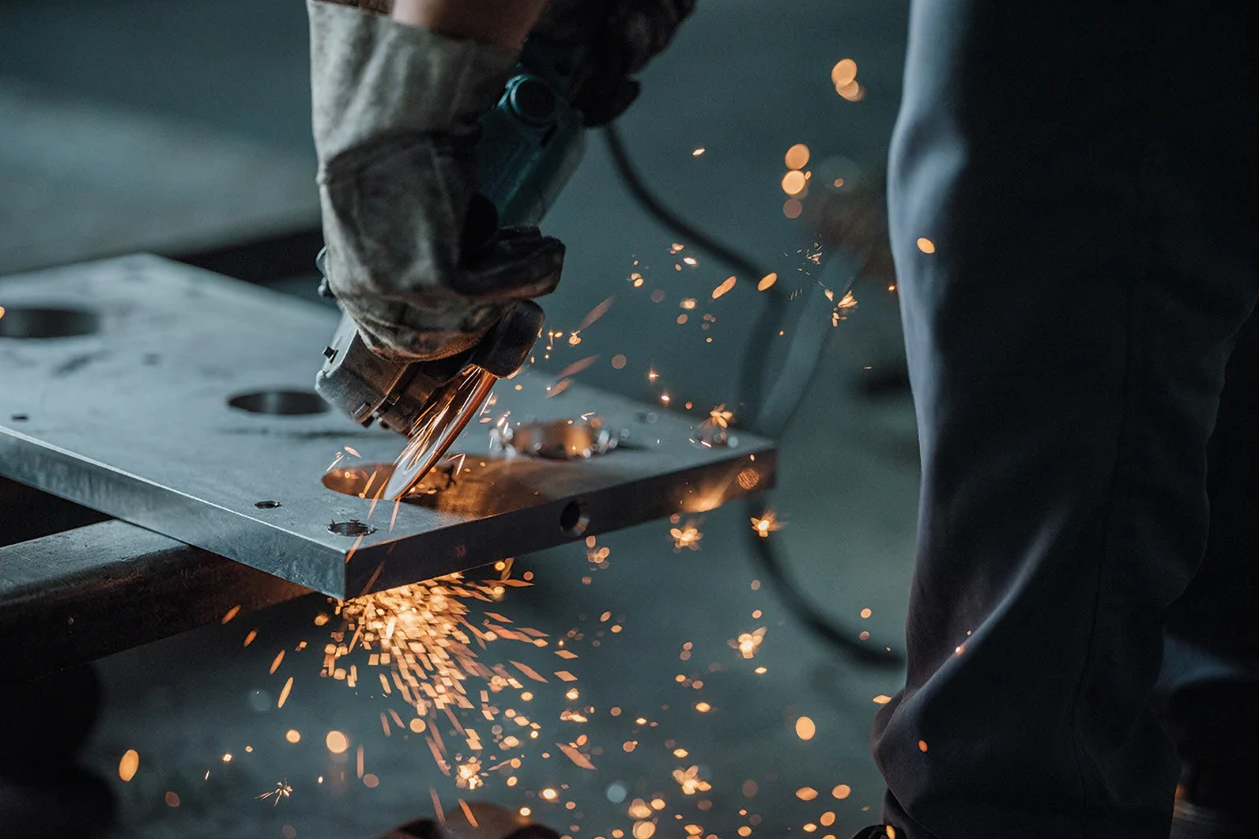 WE-EF employee working on a luminaire component made of recycled aluminium in production.