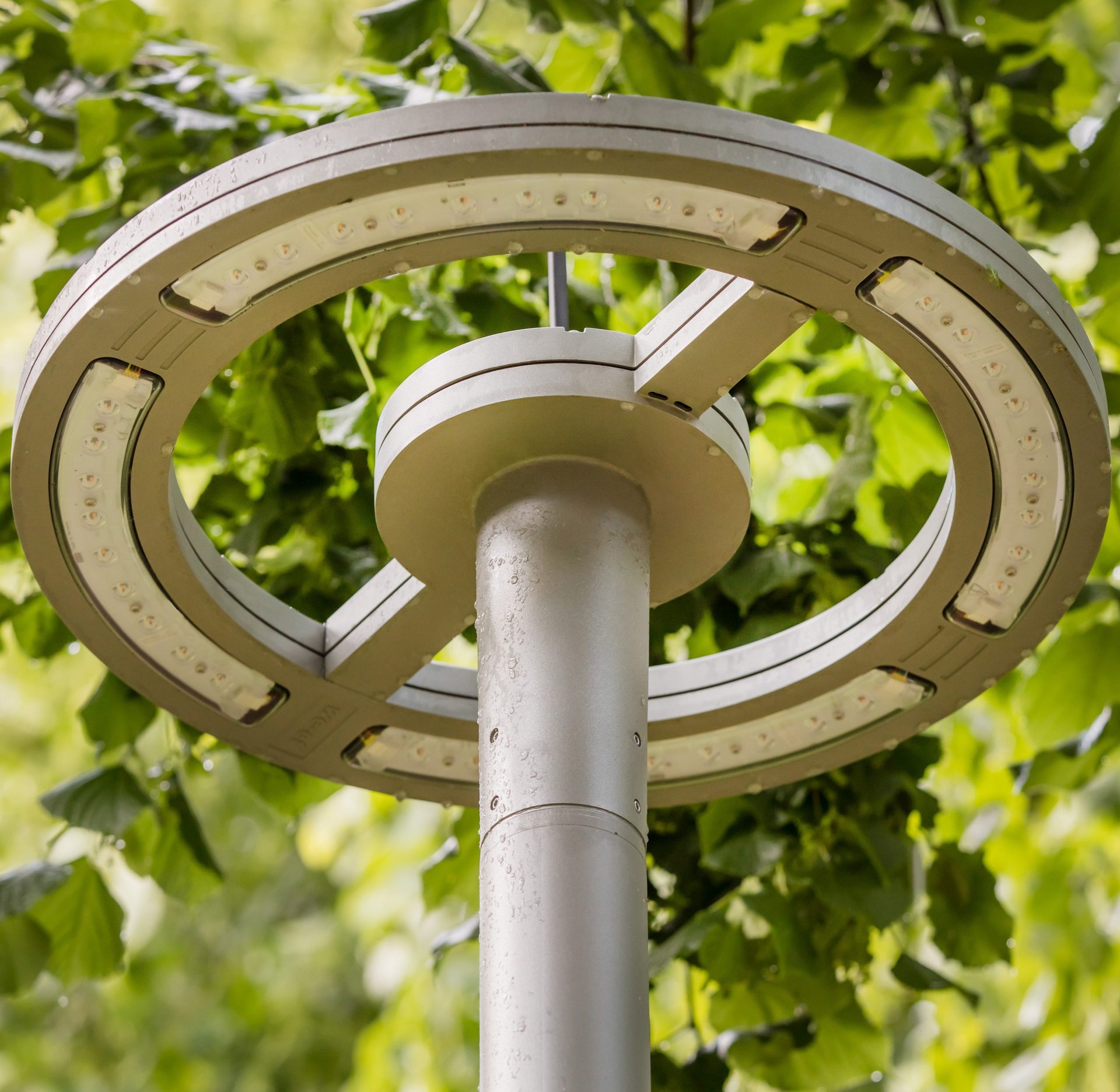 Mit einem Durchmesser von 70 cm bei einer Höhe von nur 5,4 cm wirkt die CFT540 Mastleuchte sehr filigran. In dieser kompakten Bauform ist jede Menge Technik untergebracht.