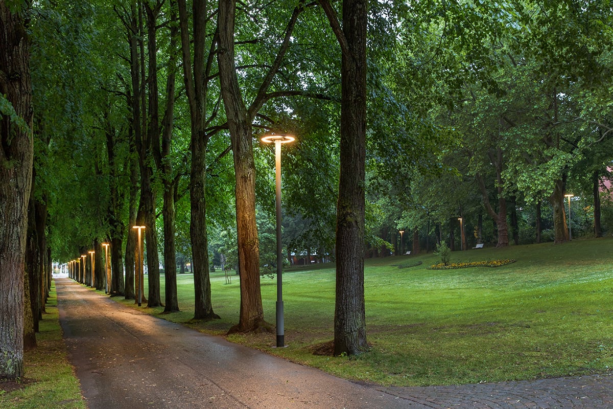Die vier Meter hohen Mastleuchten sind nach oben abgeschirmt, die Lichtverteilung symmetrisch und entblendet, sodass sie das Licht nur dorthin bringt, wo es benötigt wird.